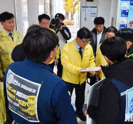 발전소 비정규직 노동자들이 26일 한국전력공사 남서울본부 앞에서 김성환 기후부 장관에게 직접고용을 촉구하며 항의하고 있다.