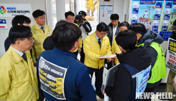발전소 비정규직 노동자들이 26일 한국전력공사 남서울본부 앞에서 김성환 기후부 장관에게 직접고용을 촉구하며 항의하고 있다.