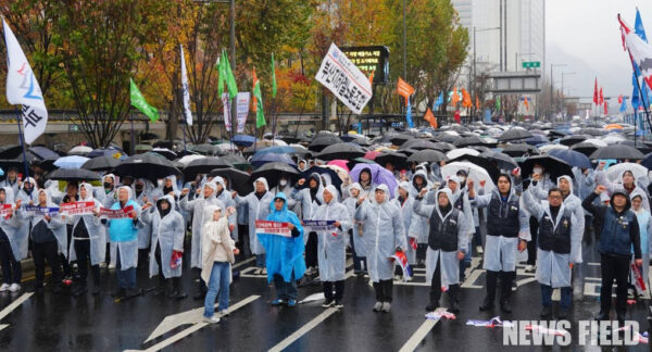 27일 오전 서울시청 앞에서 서울교통공사노동조합 조합원들이 총력투쟁 결의대회를 열고 서울시의 인력 감축 중단을 촉구하고 있다.