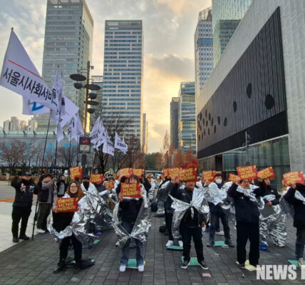 ktHCN 비정규직 노동자들이 27일 서울 상암동 본사 앞에서 1박2일 총파업 결의대회를 열고 고용안정과 처우개선을 요구하고 있다.