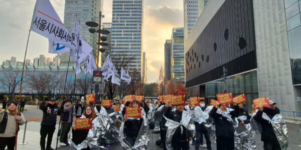 ktHCN 비정규직 노동자들이 27일 서울 상암동 본사 앞에서 1박2일 총파업 결의대회를 열고 고용안정과 처우개선을 요구하고 있다.