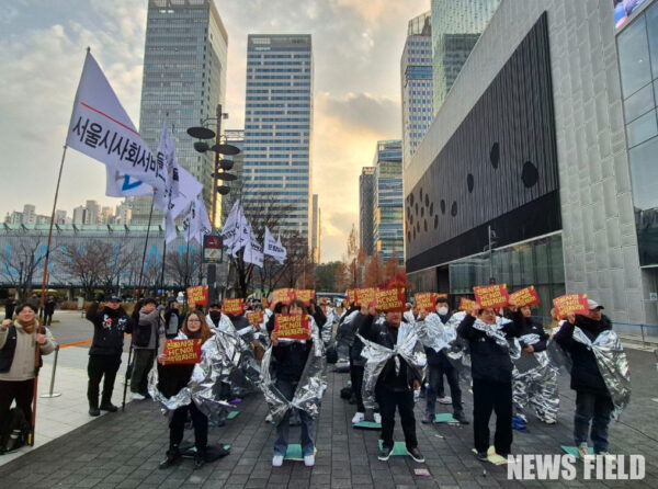 ktHCN 비정규직 노동자들이 27일 서울 상암동 본사 앞에서 1박2일 총파업 결의대회를 열고 고용안정과 처우개선을 요구하고 있다.