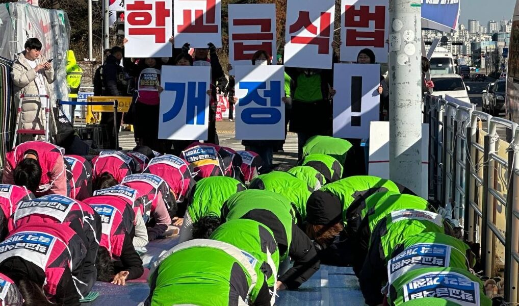 국회 교육위원회 법안심사소위원회가 학교급식 노동자의 적정 식수인원 기준 마련을 위한 학교급식법 개정안을 통과시키며, 십수 년간 이어진 인력난과 산업재해 위험 해소의 제도적 발판을 처음으로 마련했다. 전국교육공무직본부의 오랜 요구와 두 차례 단식투쟁 등의 노력이 결실을 맺은 가운데, 정인용 본부장은 본회의 최종 통과를 촉구하고 교육당국에는 방학 중 무임금 및 저임금 문제 해결을 위한 전향적인 교섭을 요구했다.