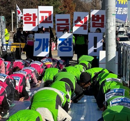 국회 교육위원회 법안심사소위원회가 학교급식 노동자의 적정 식수인원 기준 마련을 위한 학교급식법 개정안을 통과시키며, 십수 년간 이어진 인력난과 산업재해 위험 해소의 제도적 발판을 처음으로 마련했다. 전국교육공무직본부의 오랜 요구와 두 차례 단식투쟁 등의 노력이 결실을 맺은 가운데, 정인용 본부장은 본회의 최종 통과를 촉구하고 교육당국에는 방학 중 무임금 및 저임금 문제 해결을 위한 전향적인 교섭을 요구했다.