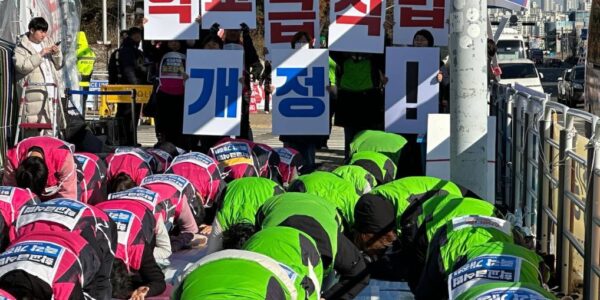 국회 교육위원회 법안심사소위원회가 학교급식 노동자의 적정 식수인원 기준 마련을 위한 학교급식법 개정안을 통과시키며, 십수 년간 이어진 인력난과 산업재해 위험 해소의 제도적 발판을 처음으로 마련했다. 전국교육공무직본부의 오랜 요구와 두 차례 단식투쟁 등의 노력이 결실을 맺은 가운데, 정인용 본부장은 본회의 최종 통과를 촉구하고 교육당국에는 방학 중 무임금 및 저임금 문제 해결을 위한 전향적인 교섭을 요구했다.