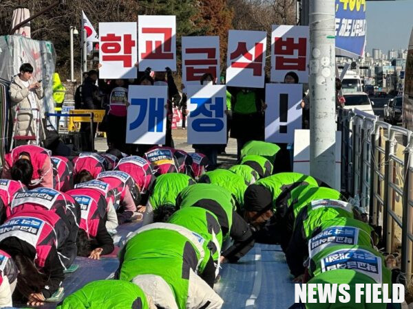 국회 교육위원회 법안심사소위원회가 학교급식 노동자의 적정 식수인원 기준 마련을 위한 학교급식법 개정안을 통과시키며, 십수 년간 이어진 인력난과 산업재해 위험 해소의 제도적 발판을 처음으로 마련했다. 전국교육공무직본부의 오랜 요구와 두 차례 단식투쟁 등의 노력이 결실을 맺은 가운데, 정인용 본부장은 본회의 최종 통과를 촉구하고 교육당국에는 방학 중 무임금 및 저임금 문제 해결을 위한 전향적인 교섭을 요구했다.