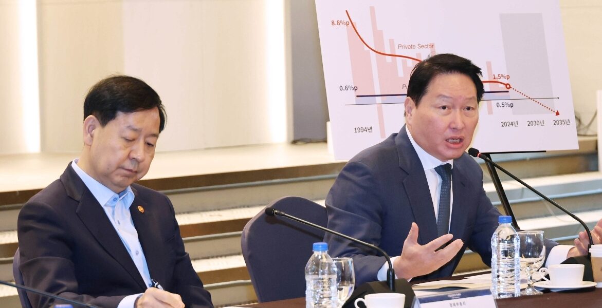 최태원 대한상공회의소 회장이 11월20일 서울 여의도 CCMM빌딩에서 열린 '제2회 기업성장포럼'에서 발언하고 있다. 왼쪽은 구윤철 부총리 겸 기획재정부 장관. 사진=대한상의