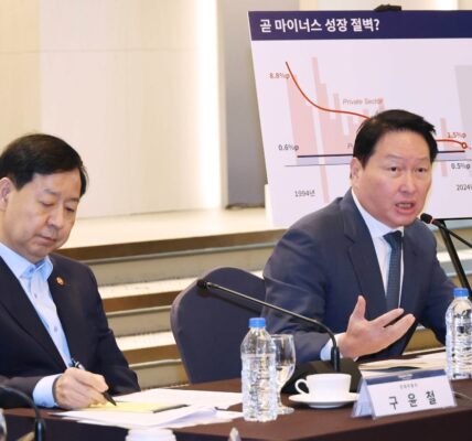 최태원 대한상공회의소 회장이 11월20일 서울 여의도 CCMM빌딩에서 열린 '제2회 기업성장포럼'에서 발언하고 있다. 왼쪽은 구윤철 부총리 겸 기획재정부 장관. 사진=대한상의