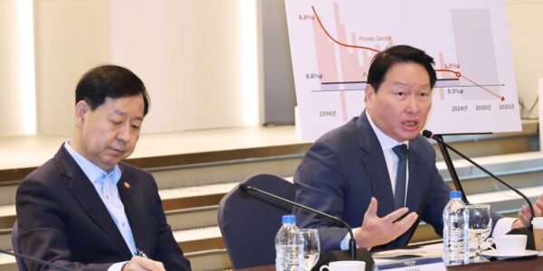 최태원 대한상공회의소 회장이 11월20일 서울 여의도 CCMM빌딩에서 열린 '제2회 기업성장포럼'에서 발언하고 있다. 왼쪽은 구윤철 부총리 겸 기획재정부 장관. 사진=대한상의