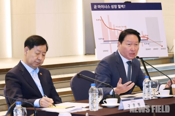 최태원 대한상공회의소 회장이 11월20일 서울 여의도 CCMM빌딩에서 열린 '제2회 기업성장포럼'에서 발언하고 있다. 왼쪽은 구윤철 부총리 겸 기획재정부 장관. 사진=대한상의