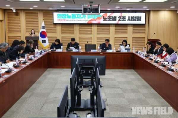 15일 국회의원회관에서 열린 ‘현장 노동자가 말하는 노조법 2조 시행령 국회 토론회’에서 발제자들이 고용노동부의 입법예고안에 대한 문제점을 지적하고 있다.