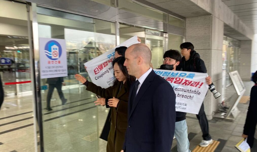 17일 오전 서울 여의도 국회에서 공공운수노조 쿠팡물류센터지회 조합원들이 국회 청문회에 증인으로 출석하는 해롤드 로저스 쿠팡 임시 대표를 향해 김범석 의장의 책임 이행을 촉구하는 피켓 시위를 벌이고 있다.