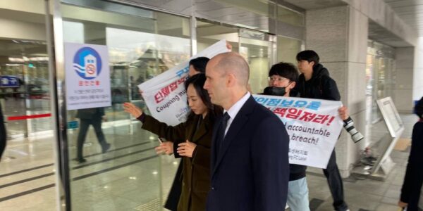 17일 오전 서울 여의도 국회에서 공공운수노조 쿠팡물류센터지회 조합원들이 국회 청문회에 증인으로 출석하는 해롤드 로저스 쿠팡 임시 대표를 향해 김범석 의장의 책임 이행을 촉구하는 피켓 시위를 벌이고 있다.