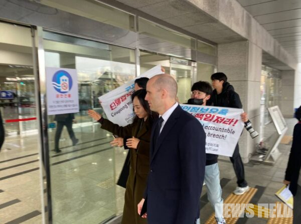 17일 오전 서울 여의도 국회에서 공공운수노조 쿠팡물류센터지회 조합원들이 국회 청문회에 증인으로 출석하는 해롤드 로저스 쿠팡 임시 대표를 향해 김범석 의장의 책임 이행을 촉구하는 피켓 시위를 벌이고 있다.