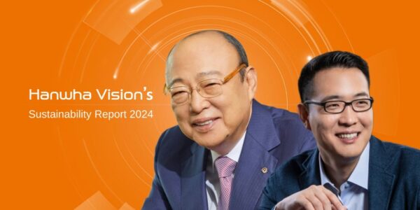 김승연 한화그룹(現 한화비전㈜ 회장·왼쪽) 회장과 삼남 김동선 부사장(現 한화비전㈜ 미래비전총괄).