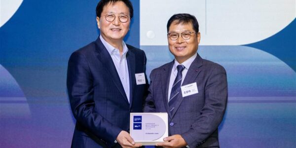 11월 17일 서울 여의도 글래드호텔에서 열린 DL이앤씨 ‘한숲 파트너스 데이’ 행사에서 DL이앤씨 박상신 대표(왼쪽)와 우수협력업체 태일씨앤티 조왕래 소장이 수상 기념 촬영을 하고 있다.