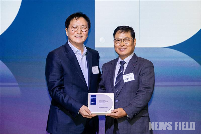 11월 17일 서울 여의도 글래드호텔에서 열린 DL이앤씨 ‘한숲 파트너스 데이’ 행사에서 DL이앤씨 박상신 대표(왼쪽)와 우수협력업체 태일씨앤티 조왕래 소장이 수상 기념 촬영을 하고 있다.