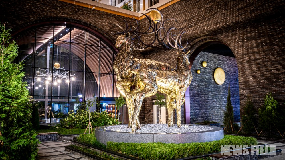 1층 로비와 공개공지에 설치된 예술적 조형물. ‘지젤라이프그라피 서초’는 상업시설 대신 호텔식 로비와 문화 공간을 배치해 주거 공간의 품격과 개방감을 한층 높였다.