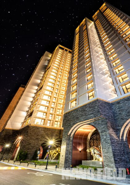 ‘지젤라이프그라피 서초’의 웅장한 외관. 지하 6층~지상 22층 규모로 조성된 이 단지는 아치형 설계와 고급스러운 마감재를 통해 서초동의 새로운 랜드마크로서의 존재감을 드러낸다.