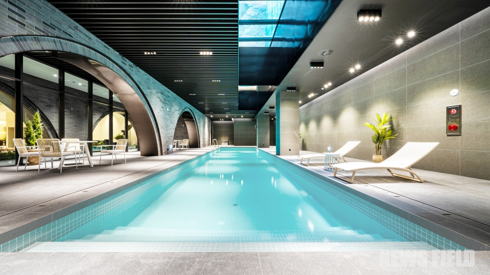 입주민을 위해 마련된 고품격 실내 수영장. 아파트 수준을 뛰어넘는 피트니스, 골프연습장 등 다양한 커뮤니티 시설을 갖춰 도심 속에서도 여유로운 휴식과 건강 관리가 가능하다.