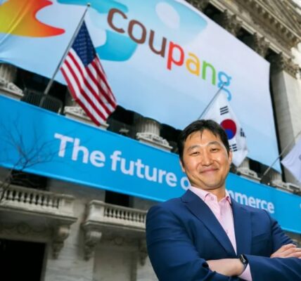 김범석 쿠팡 이사회 의장이 2021년 3월11일(현지시각) 미국 뉴욕증권거래소 앞에서 상장을 앞두고 포즈를 취하고 있다.