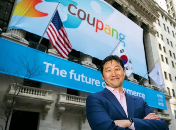 김범석 쿠팡 이사회 의장이 2021년 3월11일(현지시각) 미국 뉴욕증권거래소 앞에서 상장을 앞두고 포즈를 취하고 있다.