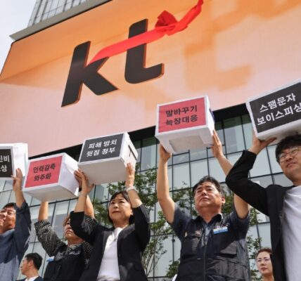 참여연대 민생경제연구소 등 소비자 단체들이 지난 9월 15일 오전 서울 종로 KT 광화문 빌딩 앞에서 기자회견을 열고 최근 발생한 SKT와 KT의 대규모 개인정보 유출 및 소액결제 사태에서 이통사와 정부가 보인 무책임한 행태를 규탄하고 있다.