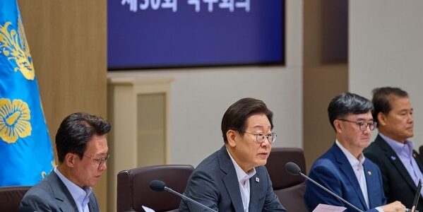 이재명 대통령(왼쪽에서 두 번째)은 지난해 7월 8일 용산 대통령실에서 열린 국무회의에서 "LH가 택지를 조성해 민간에 매각하는 구조에 근본적으로 문제가 있다"라고 지적했다. (사진=청와대)