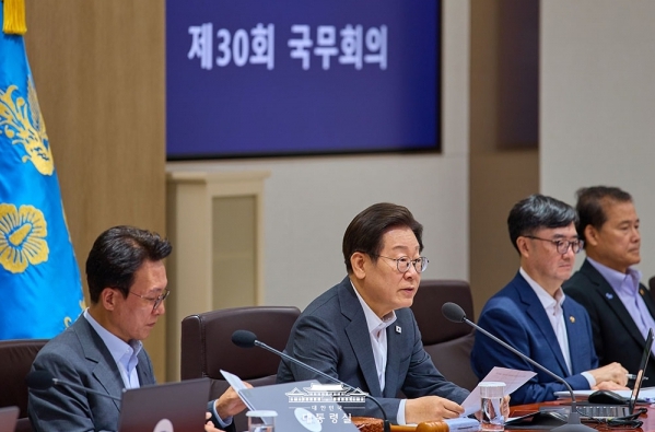 이재명 대통령(왼쪽에서 두 번째)은 지난해 7월 8일 용산 대통령실에서 열린 국무회의에서 "LH가 택지를 조성해 민간에 매각하는 구조에 근본적으로 문제가 있다"라고 지적했다. (사진=청와대)