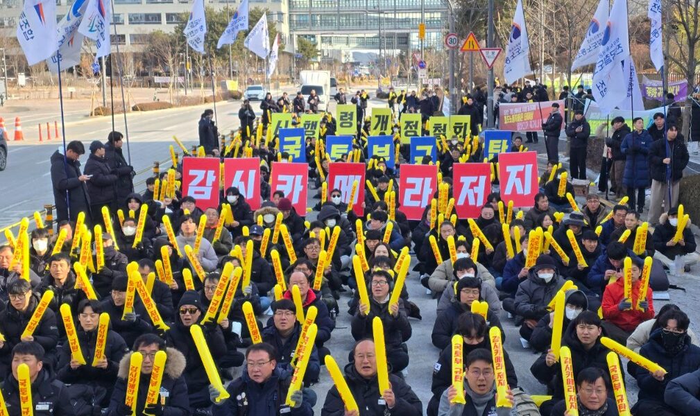 14일 오후 세종시 국토교통부 정문 앞에서 열린 '운전·승무 확대간부 결의대회'에서 정주회 철도노조 운전국장이 삭발을 마친 뒤, 참가자들과 함께 '시행령 입법예고'와 '감시카메라' 문구가 적힌 현수막을 찢으며 정부의 CCTV 설치 강행에 항의하는 상징의식을 거행하고 있다.