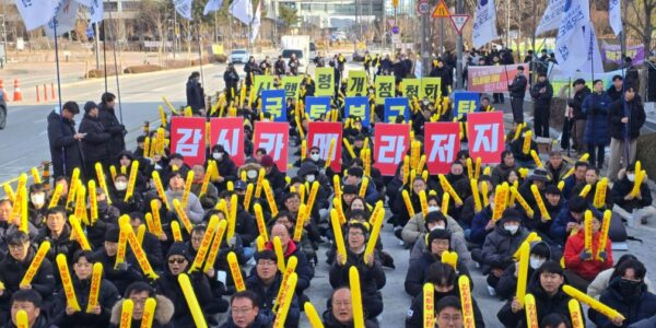 14일 오후 세종시 국토교통부 정문 앞에서 열린 '운전·승무 확대간부 결의대회'에서 정주회 철도노조 운전국장이 삭발을 마친 뒤, 참가자들과 함께 '시행령 입법예고'와 '감시카메라' 문구가 적힌 현수막을 찢으며 정부의 CCTV 설치 강행에 항의하는 상징의식을 거행하고 있다.