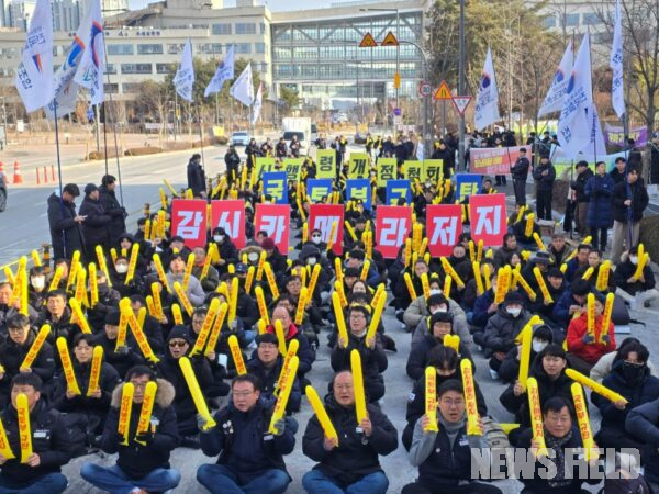 14일 오후 세종시 국토교통부 정문 앞에서 열린 '운전·승무 확대간부 결의대회'에서 정주회 철도노조 운전국장이 삭발을 마친 뒤, 참가자들과 함께 '시행령 입법예고'와 '감시카메라' 문구가 적힌 현수막을 찢으며 정부의 CCTV 설치 강행에 항의하는 상징의식을 거행하고 있다.