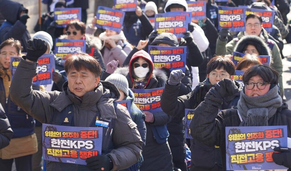 21일 오후 서울 종로구 청와대 사랑채 앞에서 열린 ‘발전소 노동자 총고용 보장 촉구 결의대회’에서 공공운수노조 조합원들이 피켓을 들고 위험의 외주화 중단과 직접고용 이행을 요구하는 구호를 외치고 있다.