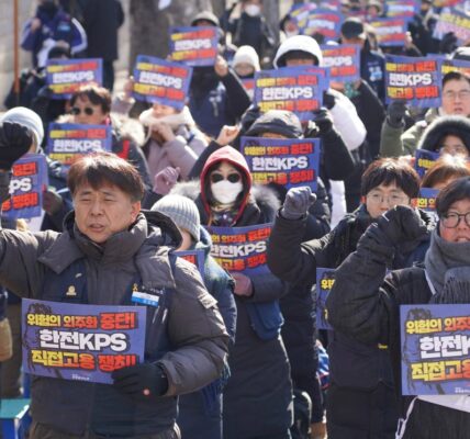21일 오후 서울 종로구 청와대 사랑채 앞에서 열린 ‘발전소 노동자 총고용 보장 촉구 결의대회’에서 공공운수노조 조합원들이 피켓을 들고 위험의 외주화 중단과 직접고용 이행을 요구하는 구호를 외치고 있다.