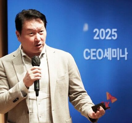 최태원 SK그룹 회장이 2025년 11월 8일 경기도 이천 SKMS연구소에서 열린 ‘2025 CEO세미나’ 폐회식에서 발언하고 있다. (출처=SK그룹)