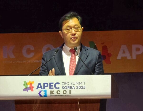 최재원 SK그룹 수석부회장이 2025년 10월 31일 경북 경주 예술의전당에서 열린 APEC CEO 서밋 ‘아시아 퍼시픽 LNG 커넥트’ 세션에서 대표 연설을 하고 있다. / 사진=SK이노베이션 E&S