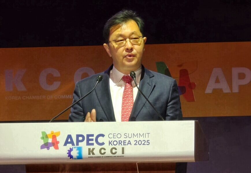 최재원 SK그룹 수석부회장이 2025년 10월 31일 경북 경주 예술의전당에서 열린 APEC CEO 서밋 ‘아시아 퍼시픽 LNG 커넥트’ 세션에서 대표 연설을 하고 있다. / 사진=SK이노베이션 E&S