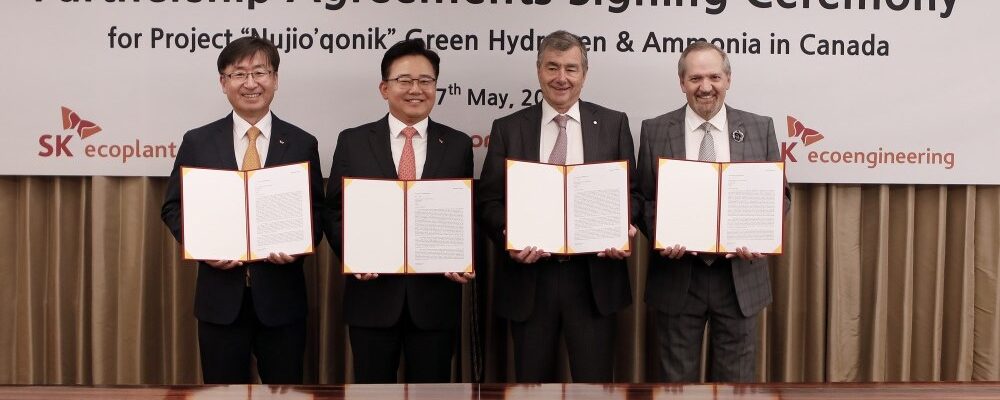 2023년 5월 17일 서울시 중구 롯데호텔에서 진행된 캐나다 뉴지오호닉 그린수소 상용화 프로젝트 투자협약식에서 (사진 왼쪽부터) 오동호 SK에코엔지니어링 대표이사, 박경일 SK에코플랜트 사장, 존 리즐리(John Risley) 월드에너지GH₂ 회장, 브랜든 패딕(Brendan Paddick) 콜럼버스 캐피탈(Columbus Capital) CEO가 기념촬영을 하고 있다.