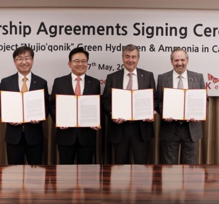 2023년 5월 17일 서울시 중구 롯데호텔에서 진행된 캐나다 뉴지오호닉 그린수소 상용화 프로젝트 투자협약식에서 (사진 왼쪽부터) 오동호 SK에코엔지니어링 대표이사, 박경일 SK에코플랜트 사장, 존 리즐리(John Risley) 월드에너지GH₂ 회장, 브랜든 패딕(Brendan Paddick) 콜럼버스 캐피탈(Columbus Capital) CEO가 기념촬영을 하고 있다.