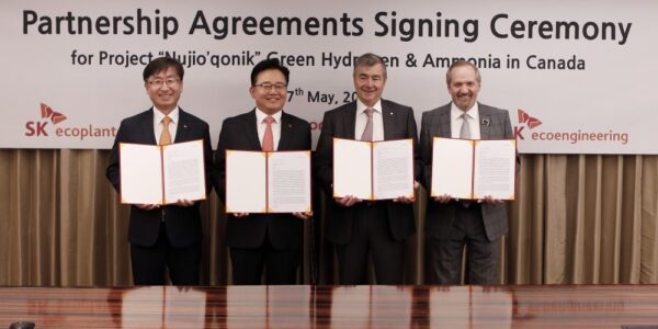 2023년 5월 17일 서울시 중구 롯데호텔에서 진행된 캐나다 뉴지오호닉 그린수소 상용화 프로젝트 투자협약식에서 (사진 왼쪽부터) 오동호 SK에코엔지니어링 대표이사, 박경일 SK에코플랜트 사장, 존 리즐리(John Risley) 월드에너지GH₂ 회장, 브랜든 패딕(Brendan Paddick) 콜럼버스 캐피탈(Columbus Capital) CEO가 기념촬영을 하고 있다.