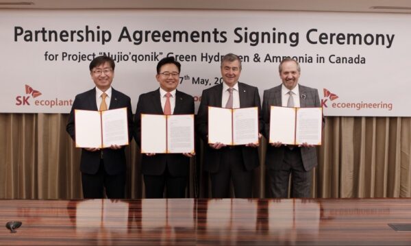 2023년 5월 17일 서울시 중구 롯데호텔에서 진행된 캐나다 뉴지오호닉 그린수소 상용화 프로젝트 투자협약식에서 (사진 왼쪽부터) 오동호 SK에코엔지니어링 대표이사, 박경일 SK에코플랜트 사장, 존 리즐리(John Risley) 월드에너지GH₂ 회장, 브랜든 패딕(Brendan Paddick) 콜럼버스 캐피탈(Columbus Capital) CEO가 기념촬영을 하고 있다.