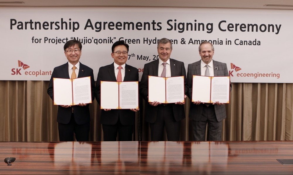 2023년 5월 17일 서울시 중구 롯데호텔에서 진행된 캐나다 뉴지오호닉 그린수소 상용화 프로젝트 투자협약식에서 (사진 왼쪽부터) 오동호 SK에코엔지니어링 대표이사, 박경일 SK에코플랜트 사장, 존 리즐리(John Risley) 월드에너지GH₂ 회장, 브랜든 패딕(Brendan Paddick) 콜럼버스 캐피탈(Columbus Capital) CEO가 기념촬영을 하고 있다.