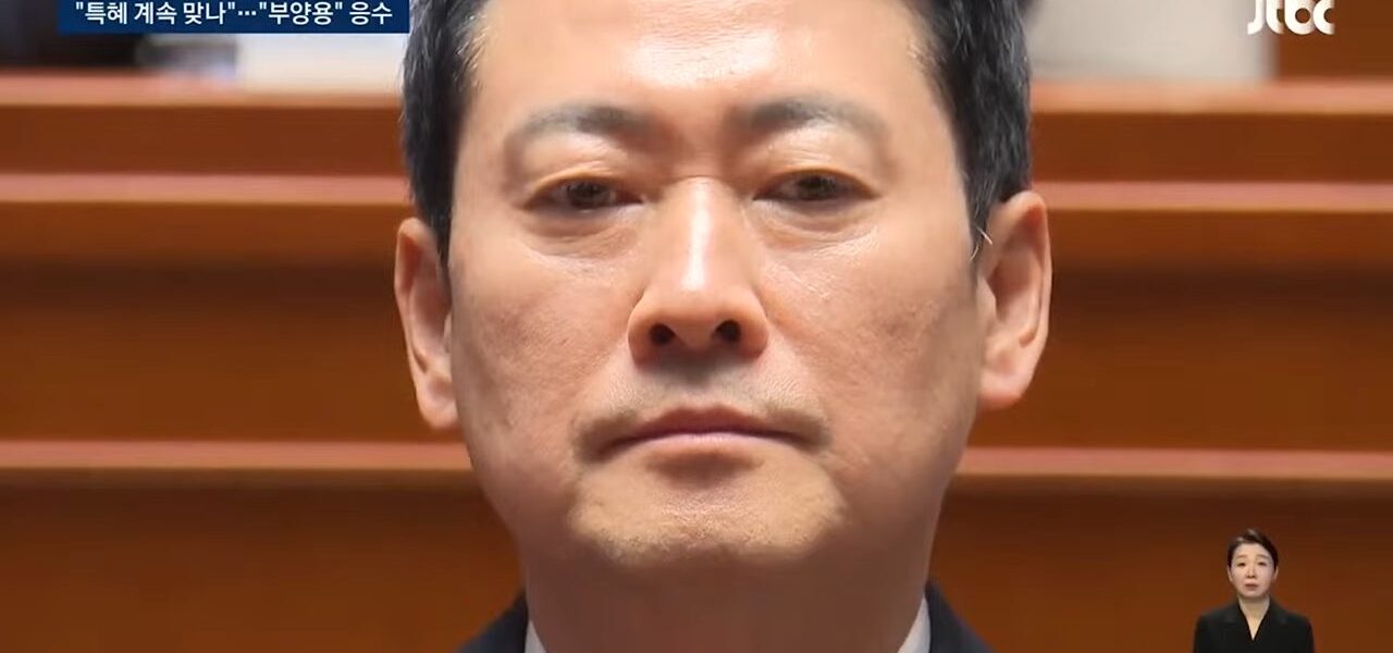 더불어민주당은 장동혁 국민의힘 대표가 6채 다주택 논란을 덮기 위해 노모를 동원한 감성 호소와 대통령을 향한 저급한 정쟁을 벌이고 있다고 비판했다. 이어 장 대표에게 다주택 취득 경위와 보유 사유를 소상히 밝히고, 제1야당 대표로서 책임 있는 주택 처분 계획을 제시할 것을 강력히 촉구했다.