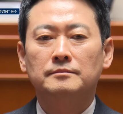 더불어민주당은 장동혁 국민의힘 대표가 6채 다주택 논란을 덮기 위해 노모를 동원한 감성 호소와 대통령을 향한 저급한 정쟁을 벌이고 있다고 비판했다. 이어 장 대표에게 다주택 취득 경위와 보유 사유를 소상히 밝히고, 제1야당 대표로서 책임 있는 주택 처분 계획을 제시할 것을 강력히 촉구했다.