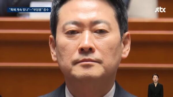 더불어민주당은 장동혁 국민의힘 대표가 6채 다주택 논란을 덮기 위해 노모를 동원한 감성 호소와 대통령을 향한 저급한 정쟁을 벌이고 있다고 비판했다. 이어 장 대표에게 다주택 취득 경위와 보유 사유를 소상히 밝히고, 제1야당 대표로서 책임 있는 주택 처분 계획을 제시할 것을 강력히 촉구했다.