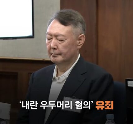 법원은 12·3 내란의 우두머리인 윤석열에게 무기징역을 선고하며 민주주의를 파괴한 행위에 대해 역사적 단죄를 내렸다. 참여연대는 이번 판결을 환영하면서도, 허술한 계획 등을 이유로 감형된 양형 사유를 비판하며 '내란 종식 특별법' 제정과 철저한 진상 규명을 요구했다.