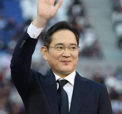 이재용 삼성전자 회장이 2024년 프랑스 리옹 그루파마스타디움에서 열린 국제기능올림픽 폐회식에 참석, 메달 시상을 위해 이동하고 있다. [삼성전자 제공]