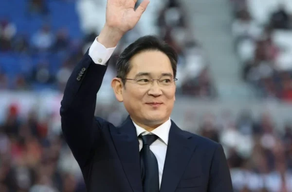 이재용 삼성전자 회장이 2024년 프랑스 리옹 그루파마스타디움에서 열린 국제기능올림픽 폐회식에 참석, 메달 시상을 위해 이동하고 있다. [삼성전자 제공]