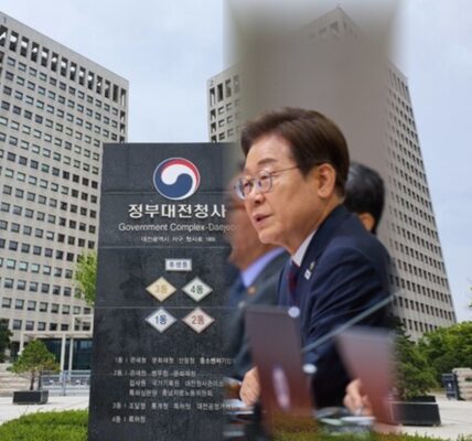 조달청이 입주해 있는 정부대전청사 전경과 국무회의를 주재하는 이재명 대통령.