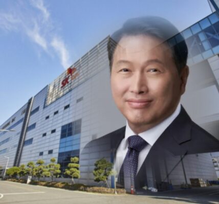 SK온 서산 공장 전경 및 최태원 SK그룹 회장.